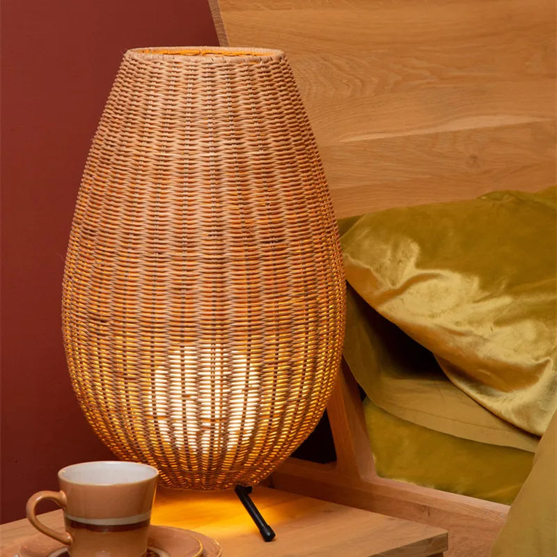 Lampadaire en rotin naturel tressé à la main sur pieds — Nérivane