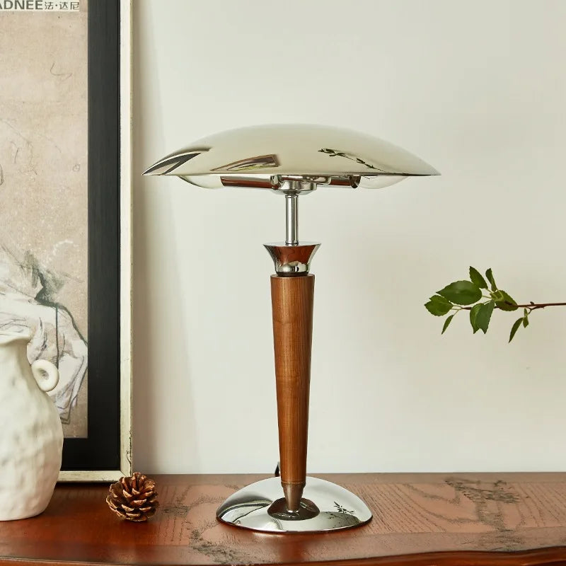 lampe de bureau nordique en bois avec abat-jour chromé