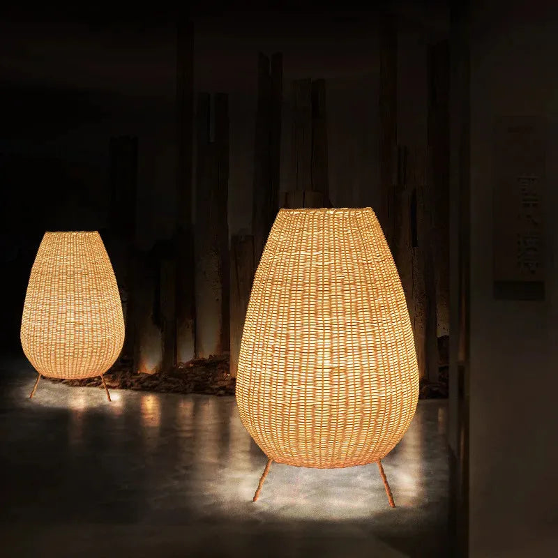 Lampadaire en rotin naturel tressé à la main sur pieds — Nérivane