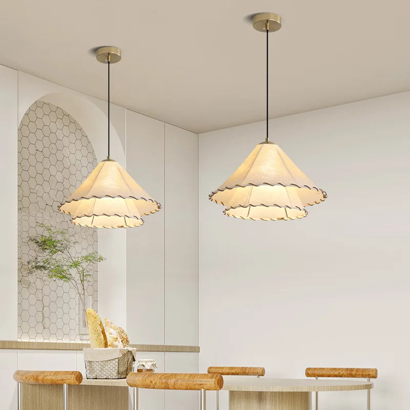 Suspension LED nordique en tissu, coton et lin, forme chapeau, style wabi-sabi pour salon et chambre – Néolys Épure