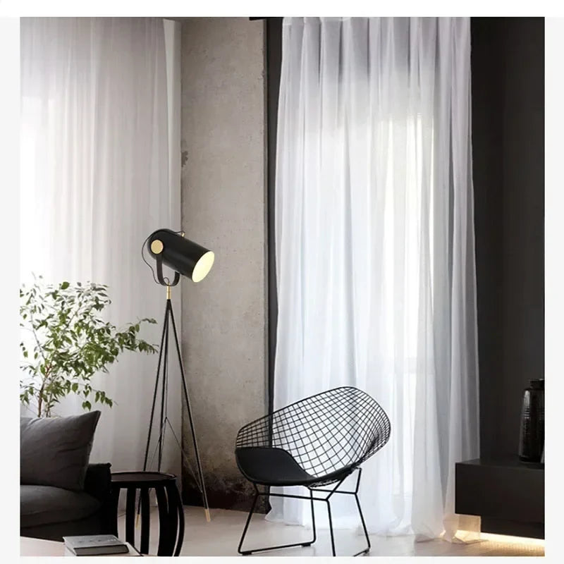 Lampadaire — Design danois avec trépied nordique élégant