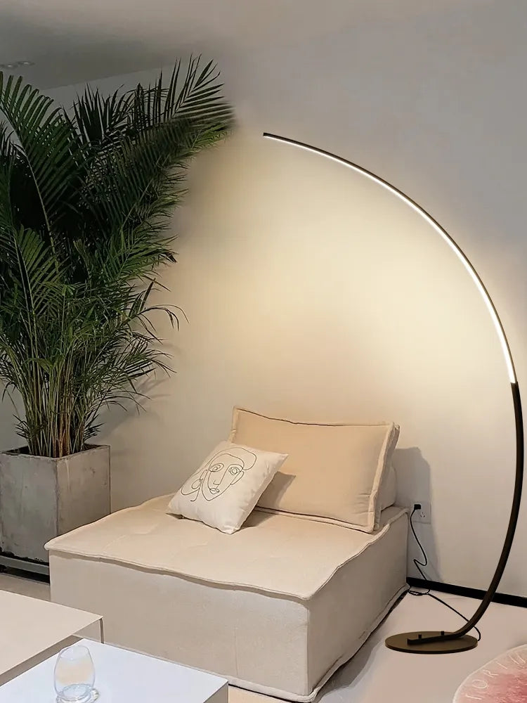 Lampadaire arc LED RVB nordique noir ou blanc avec commande à distance par application pour salon et salle à manger – Orélian Dune