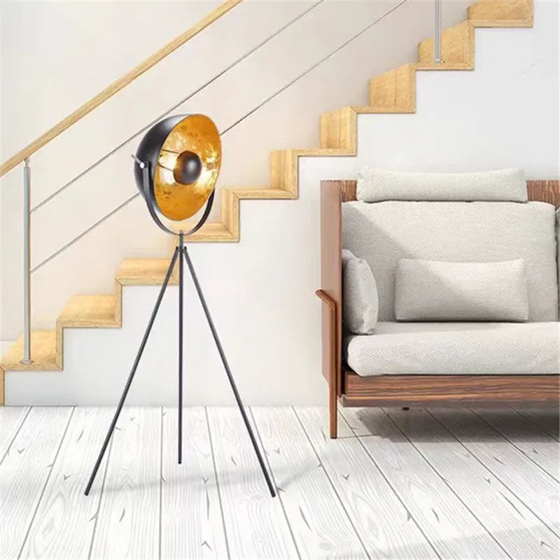 Lampadaire — Industriel réglable avec trépied flexible pour intérieur moderne