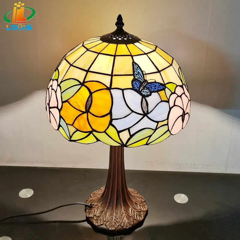 Lampe de table papillon style tiffany pour décoration et cadeau Hermine Césure en Verre - Une Présence de Verre Élégante