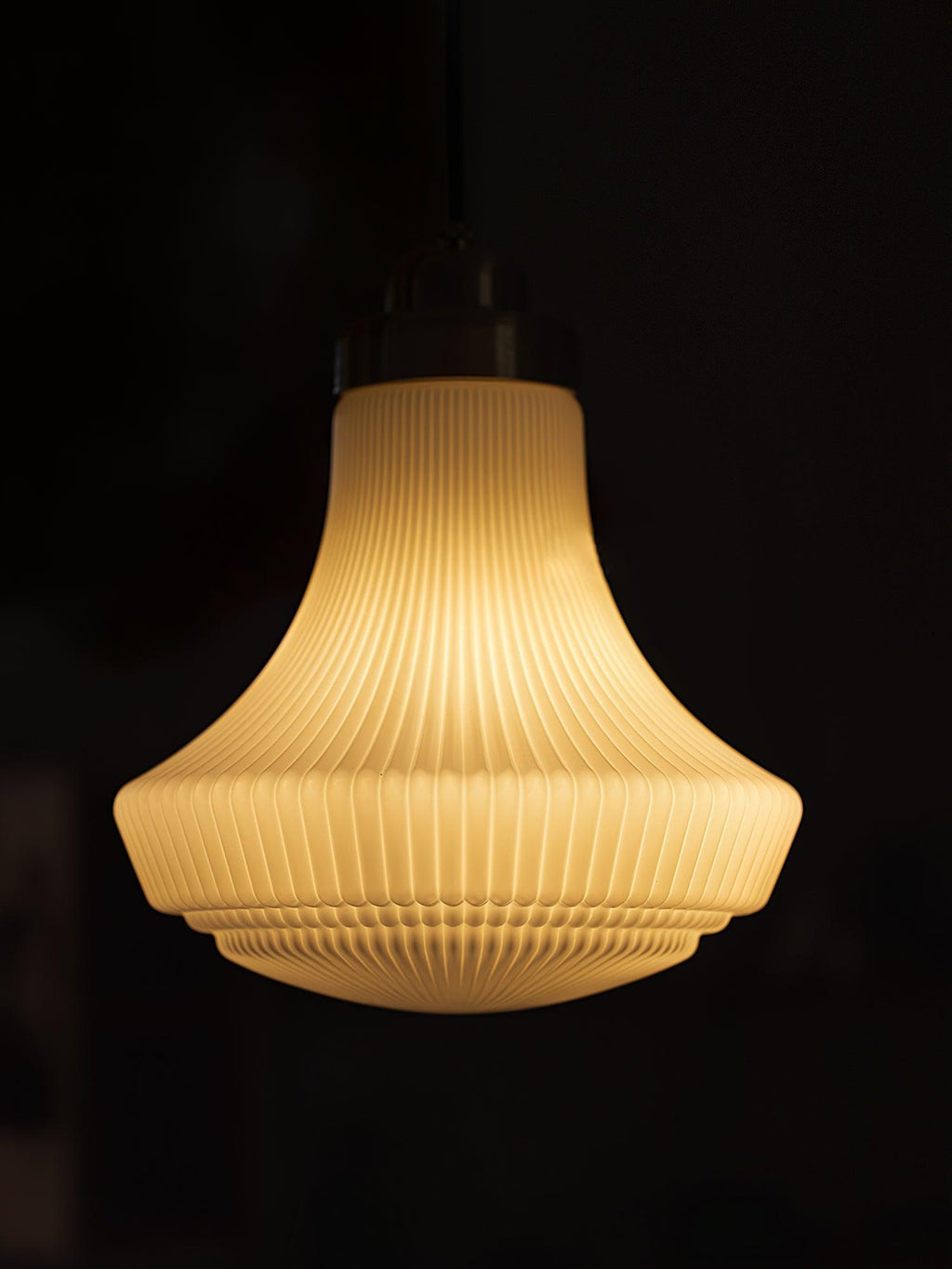 Solara Suspension en Verre Opale Canneleur Cloche Laiton Vintage - Neutralighting