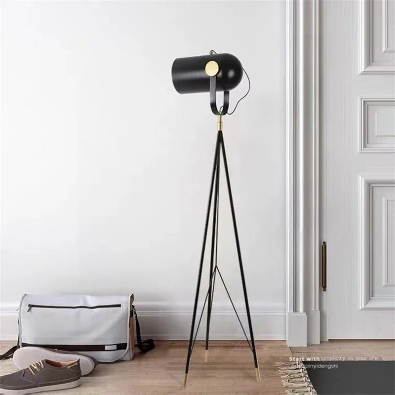 Lampadaire — Design danois avec trépied nordique élégant