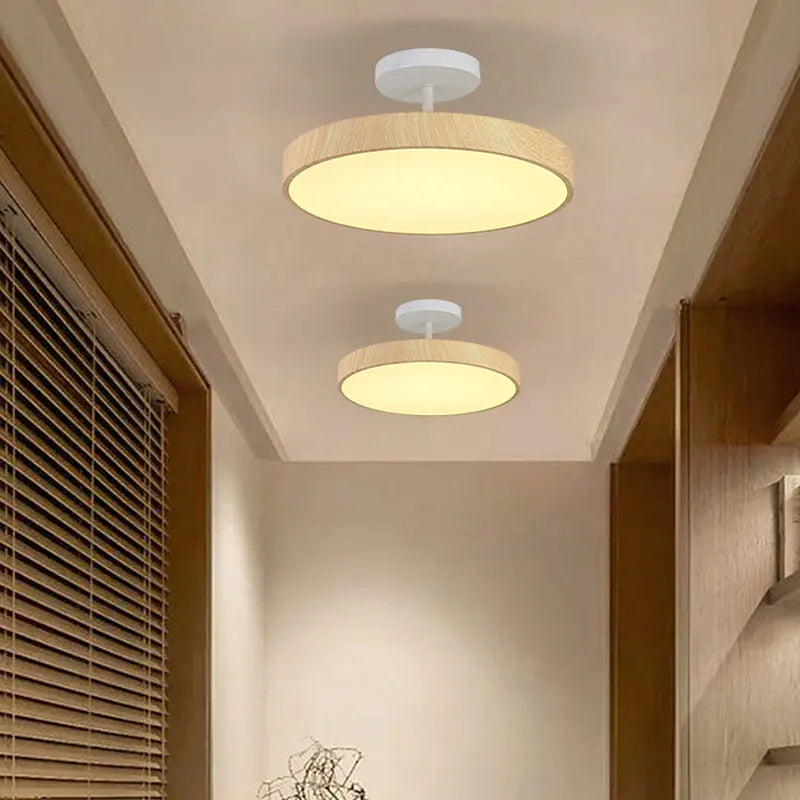 Plafonnier moderne rond imitation bois pour intérieur élégant Aurore Traverse - Une Note Singulière dans le Décor