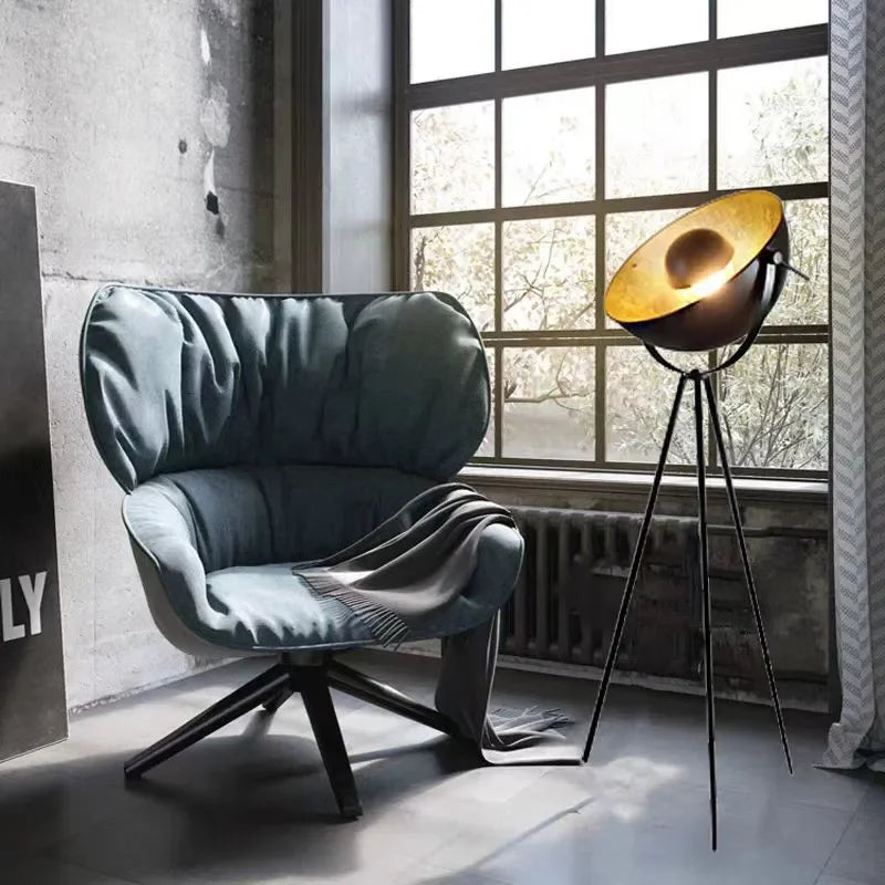 Lampadaire — Industriel réglable avec trépied flexible pour intérieur moderne