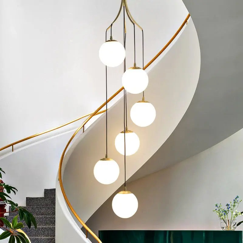 Lustre — Nordique avec lampes de boule en verre laiteux suspendues