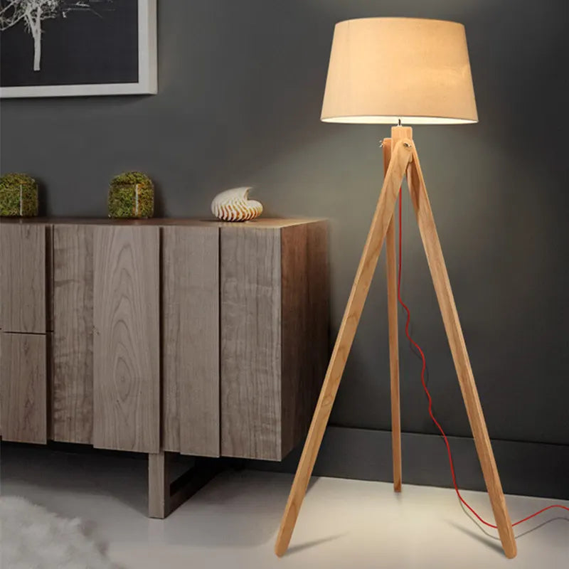 Lampadaire — Trépied industriel en bois pour intérieur moderne