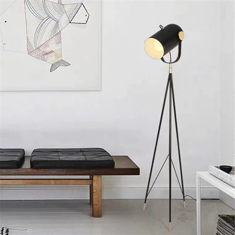 Lampadaire — Design danois avec trépied nordique élégant