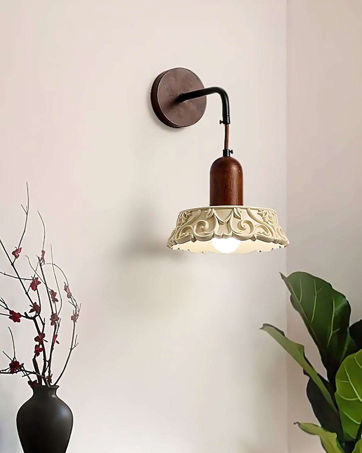 Virelli Applique Murale Abat-jour en Résine Sculptée Bras en Bois de Noyer Vintage - Neutralighting
