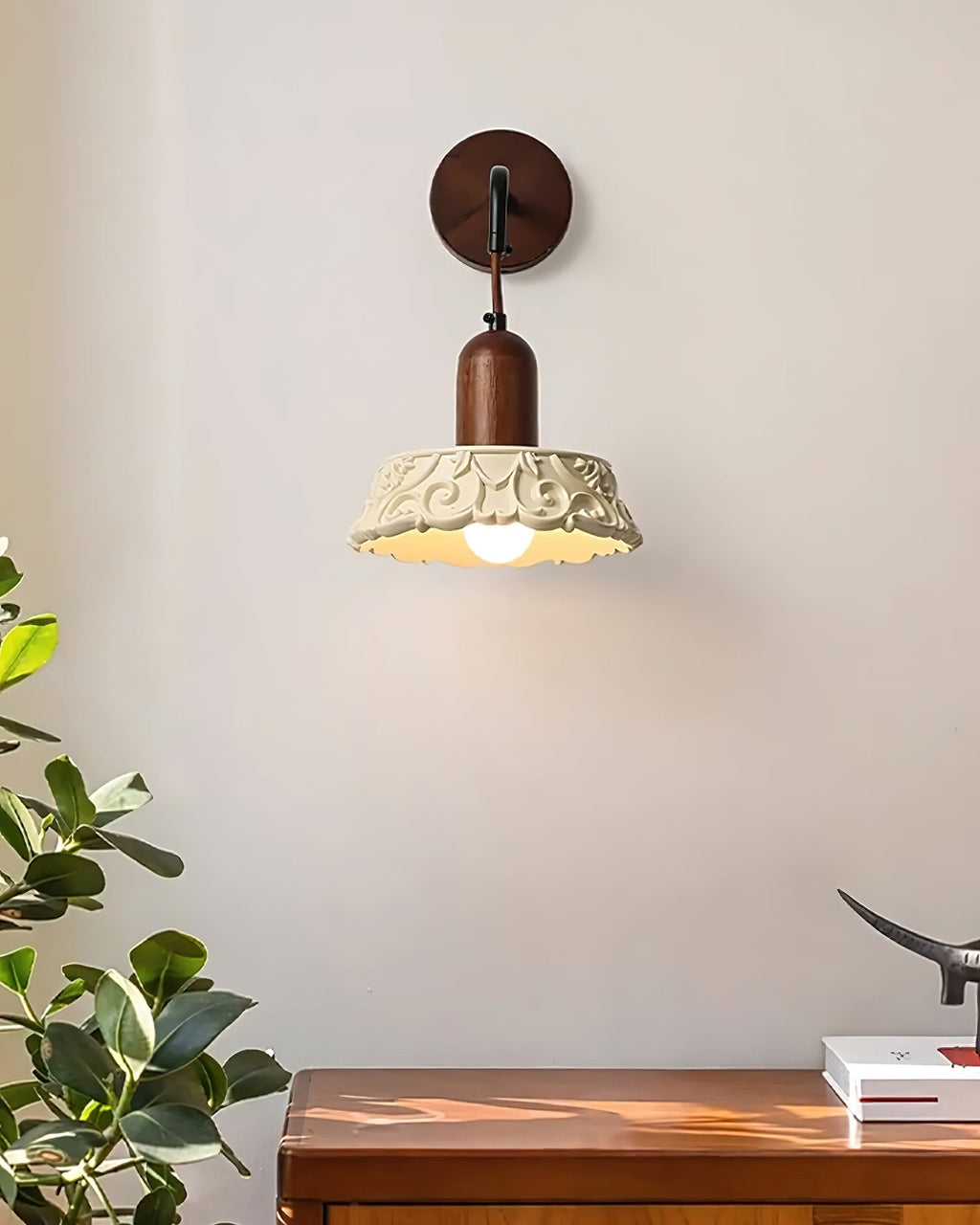 Virelli Applique Murale Abat-jour en Résine Sculptée Bras en Bois de Noyer Vintage - Neutralighting