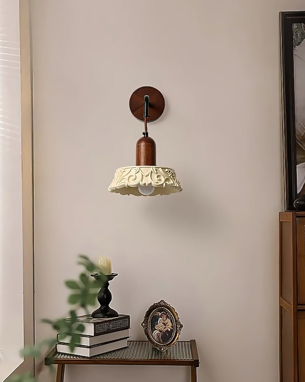Virelli Applique Murale Abat-jour en Résine Sculptée Bras en Bois de Noyer Vintage - Neutralighting