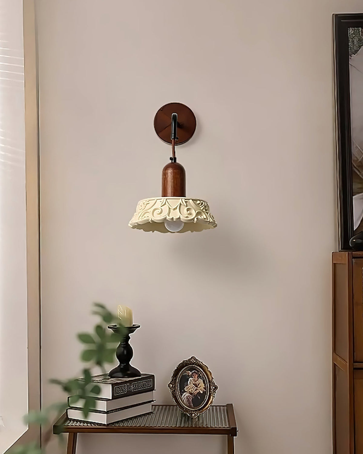 Virelli Applique Murale Abat-jour en Résine Sculptée Bras en Bois de Noyer Vintage - Neutralighting