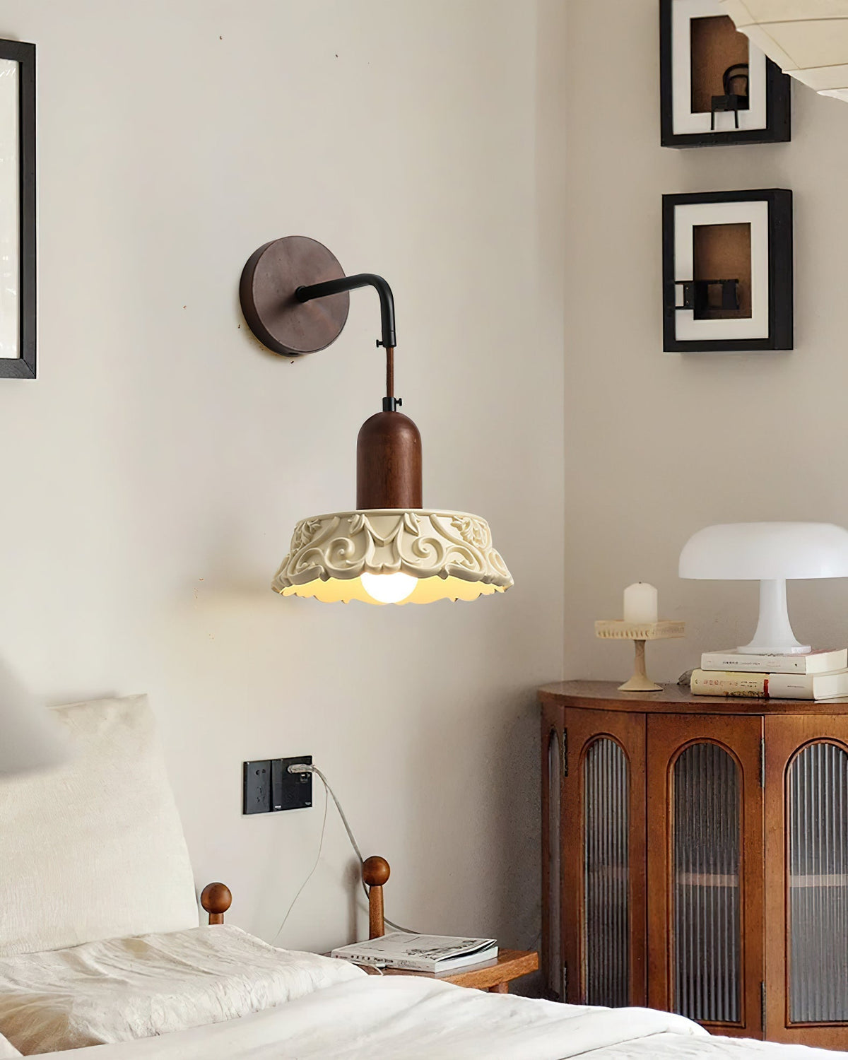 Virelli Applique Murale Abat-jour en Résine Sculptée Bras en Bois de Noyer Vintage - Neutralighting