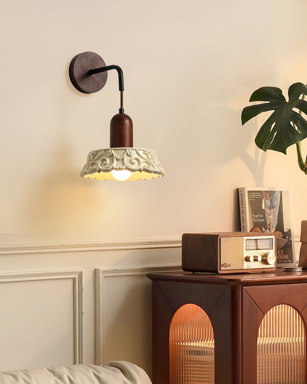Virelli Applique Murale Abat-jour en Résine Sculptée Bras en Bois de Noyer Vintage - Neutralighting