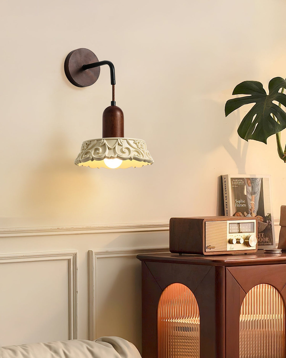 Virelli Applique Murale Abat-jour en Résine Sculptée Bras en Bois de Noyer Vintage - Neutralighting
