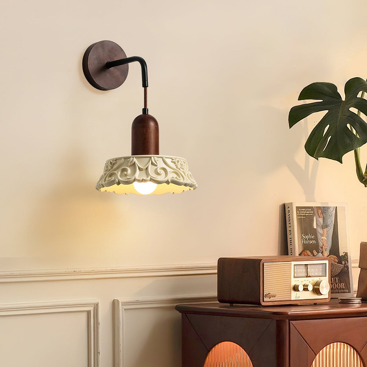 Virelli Applique Murale Abat-jour en Résine Sculptée Bras en Bois de Noyer Vintage - Neutralighting