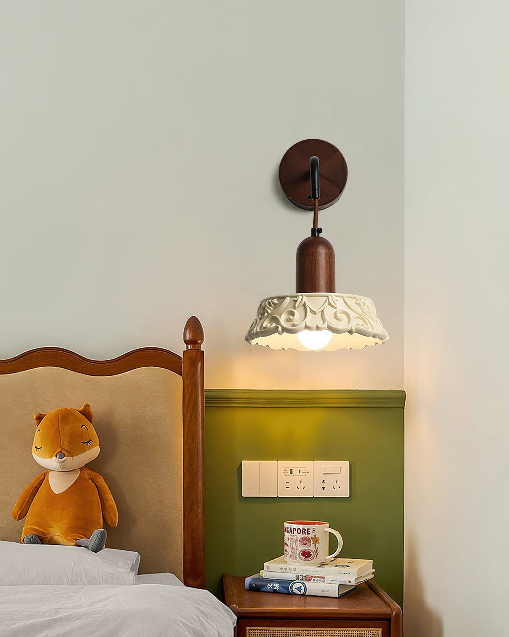 Virelli Applique Murale Abat-jour en Résine Sculptée Bras en Bois de Noyer Vintage - Neutralighting