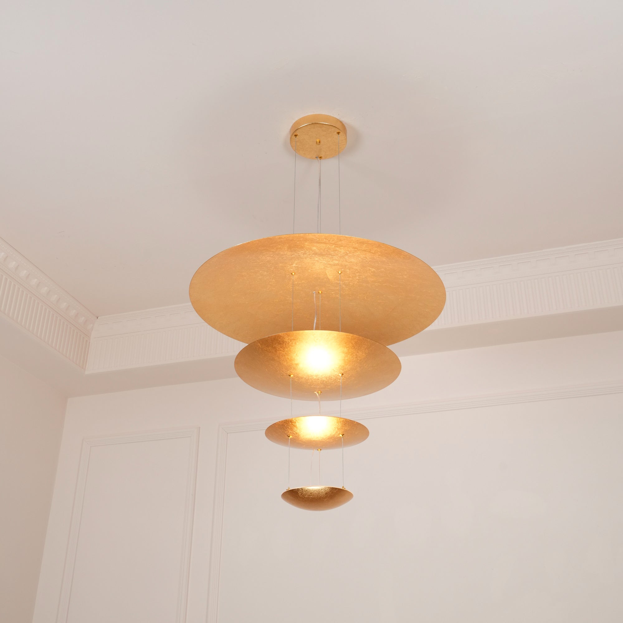 Zathaara Suspension Feuilles d’Or Étagées - Neutralighting