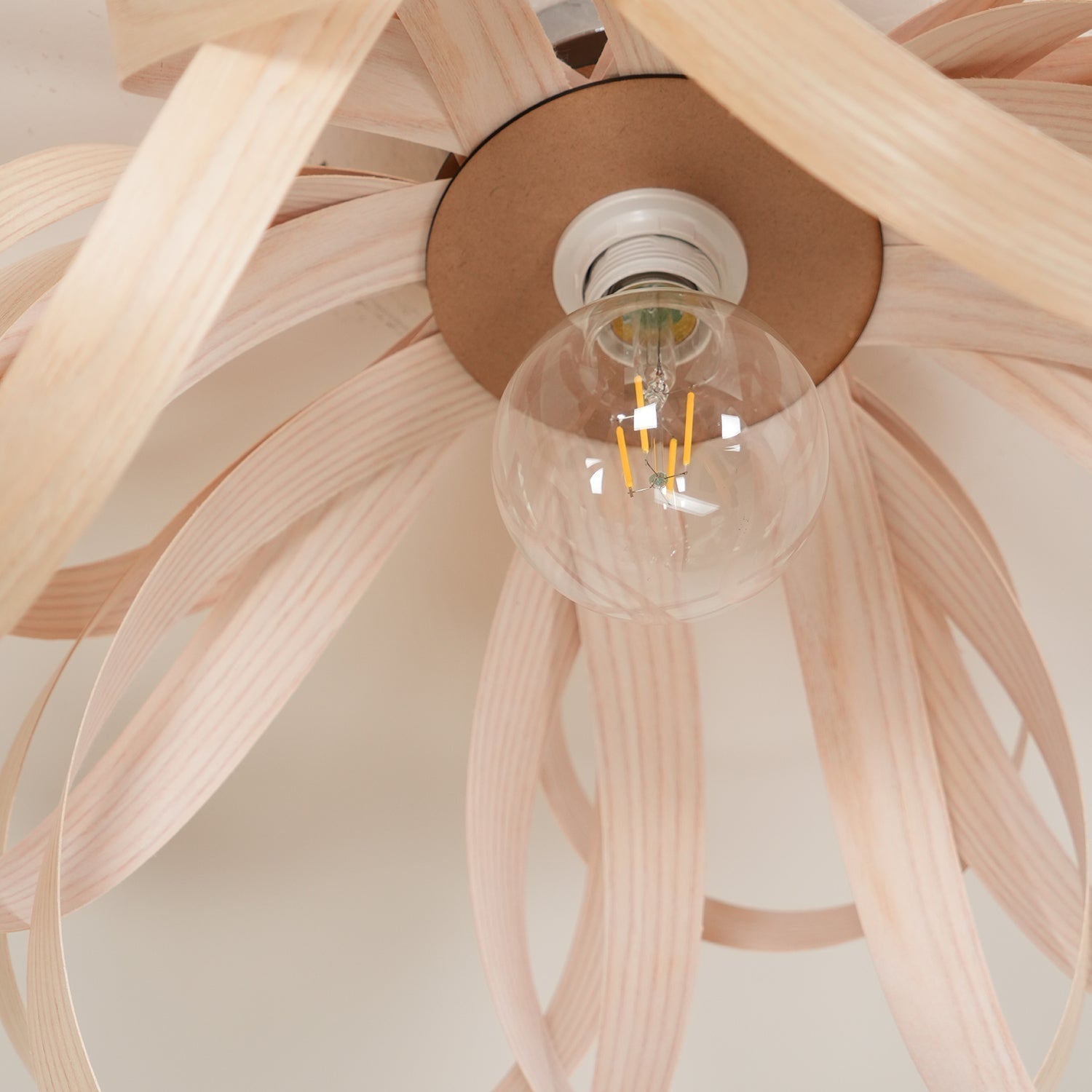 Veylo Lustra Plafonnier Ruban en Bois Élégant - Neutralighting