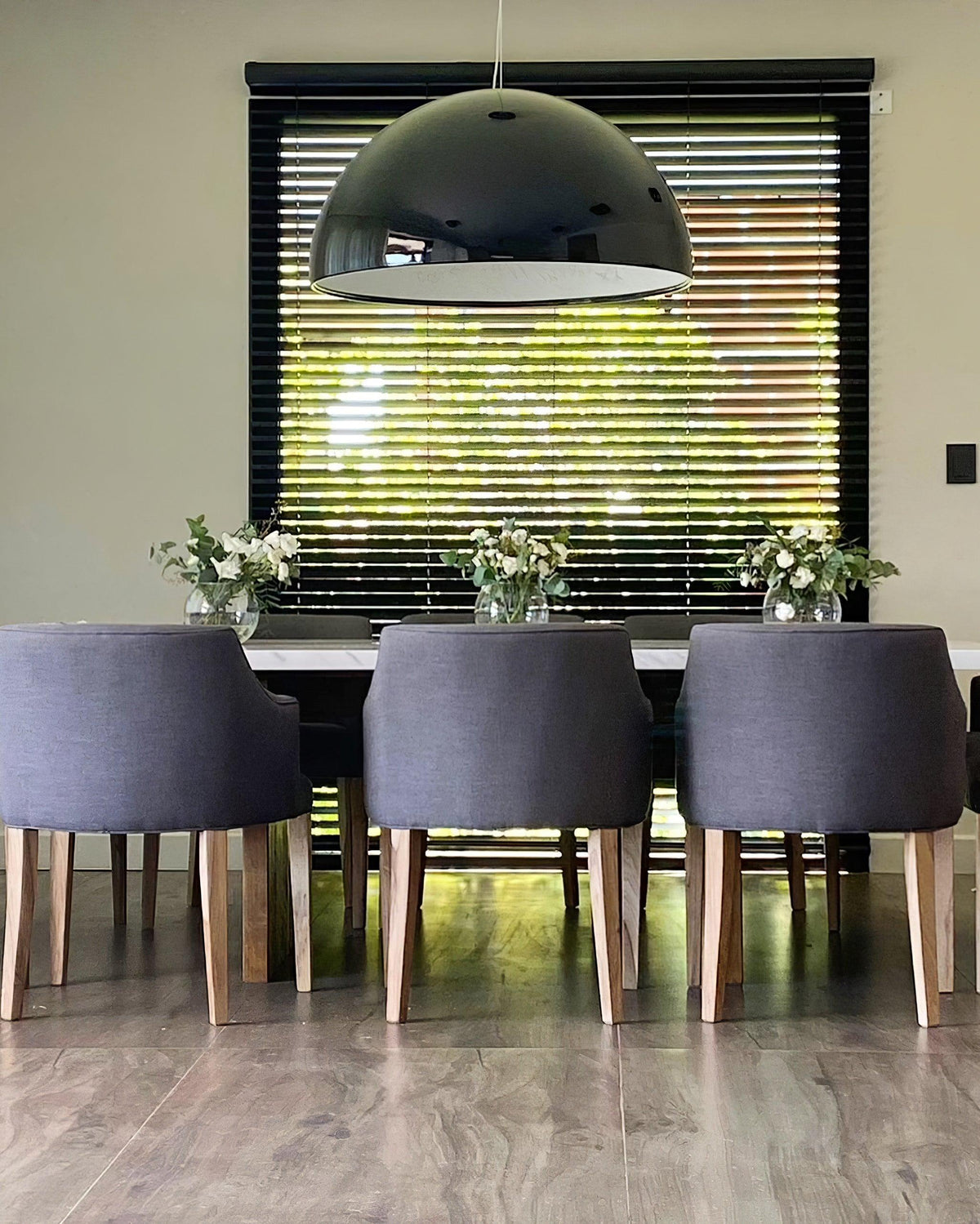 Lampe Pendante Dôme Noir avec Intérieur en Plâtre Embossé Élégant - Neutralighting