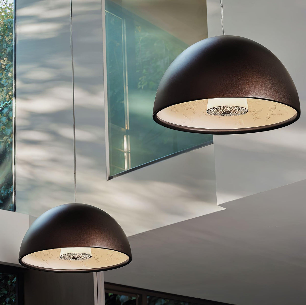 Lampe Pendante Dôme Noir avec Intérieur en Plâtre Embossé Élégant - Neutralighting