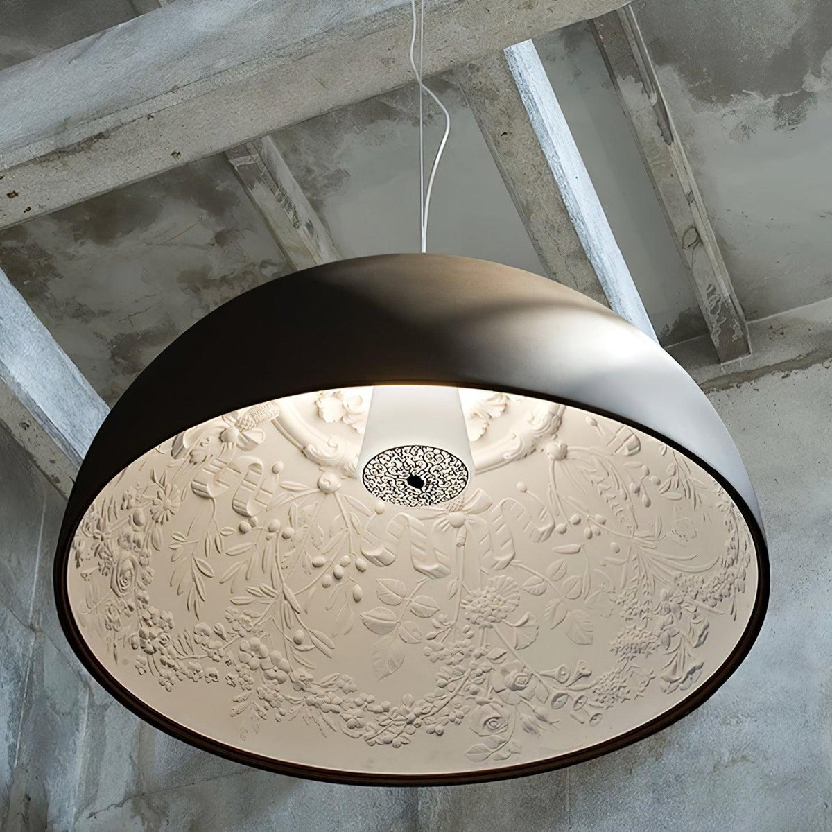 Lampe Pendante Dôme Noir avec Intérieur en Plâtre Embossé Élégant - Neutralighting