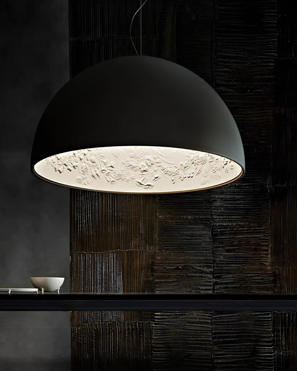 Lampe Pendante Dôme Noir avec Intérieur en Plâtre Embossé Élégant - Neutralighting