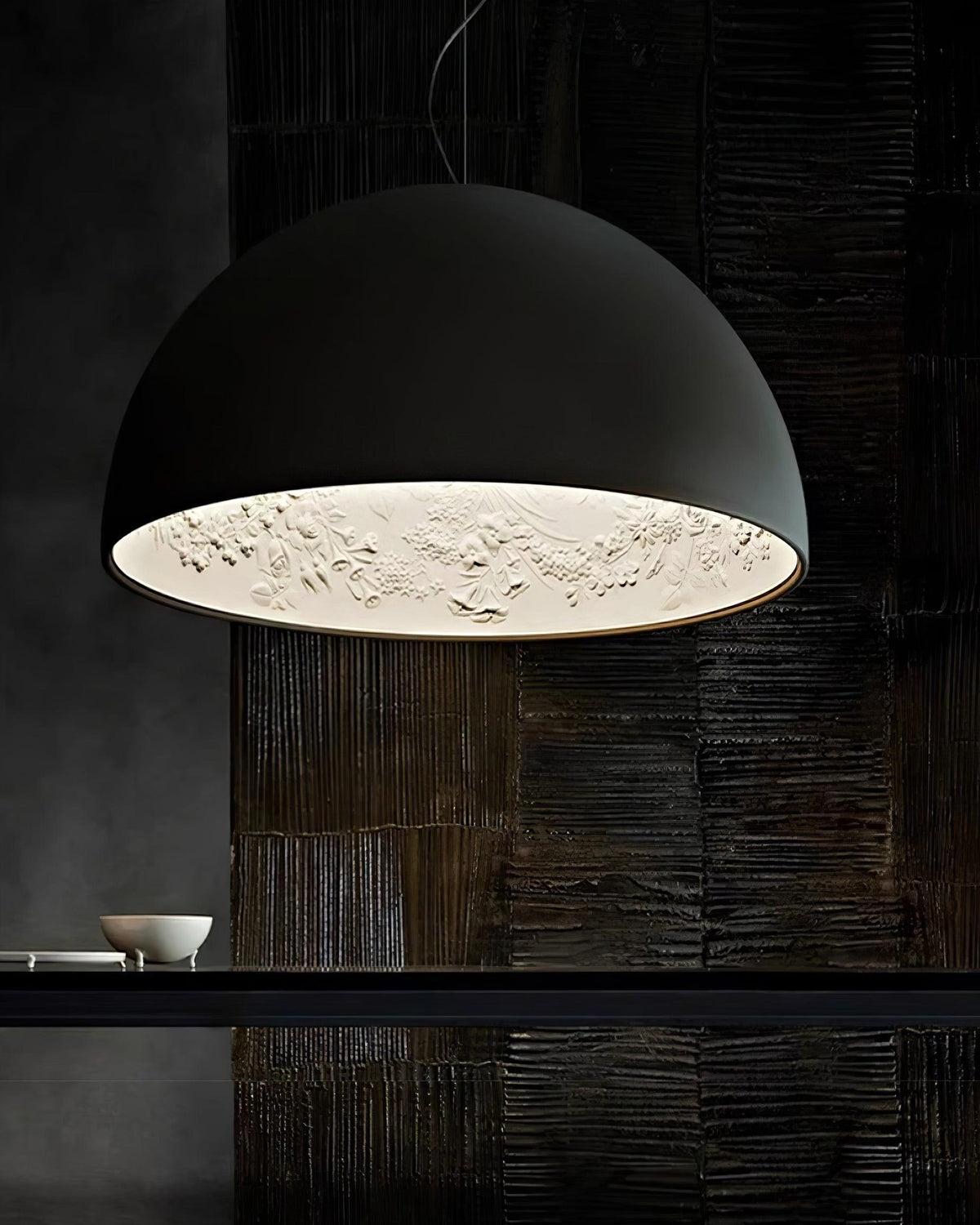 Lampe Pendante Dôme Noir avec Intérieur en Plâtre Embossé Élégant - Neutralighting