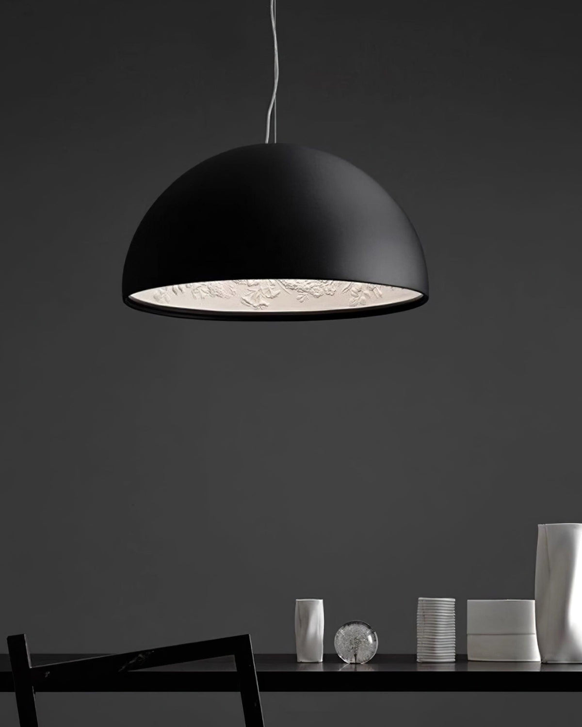 Lampe Pendante Dôme Noir avec Intérieur en Plâtre Embossé Élégant - Neutralighting