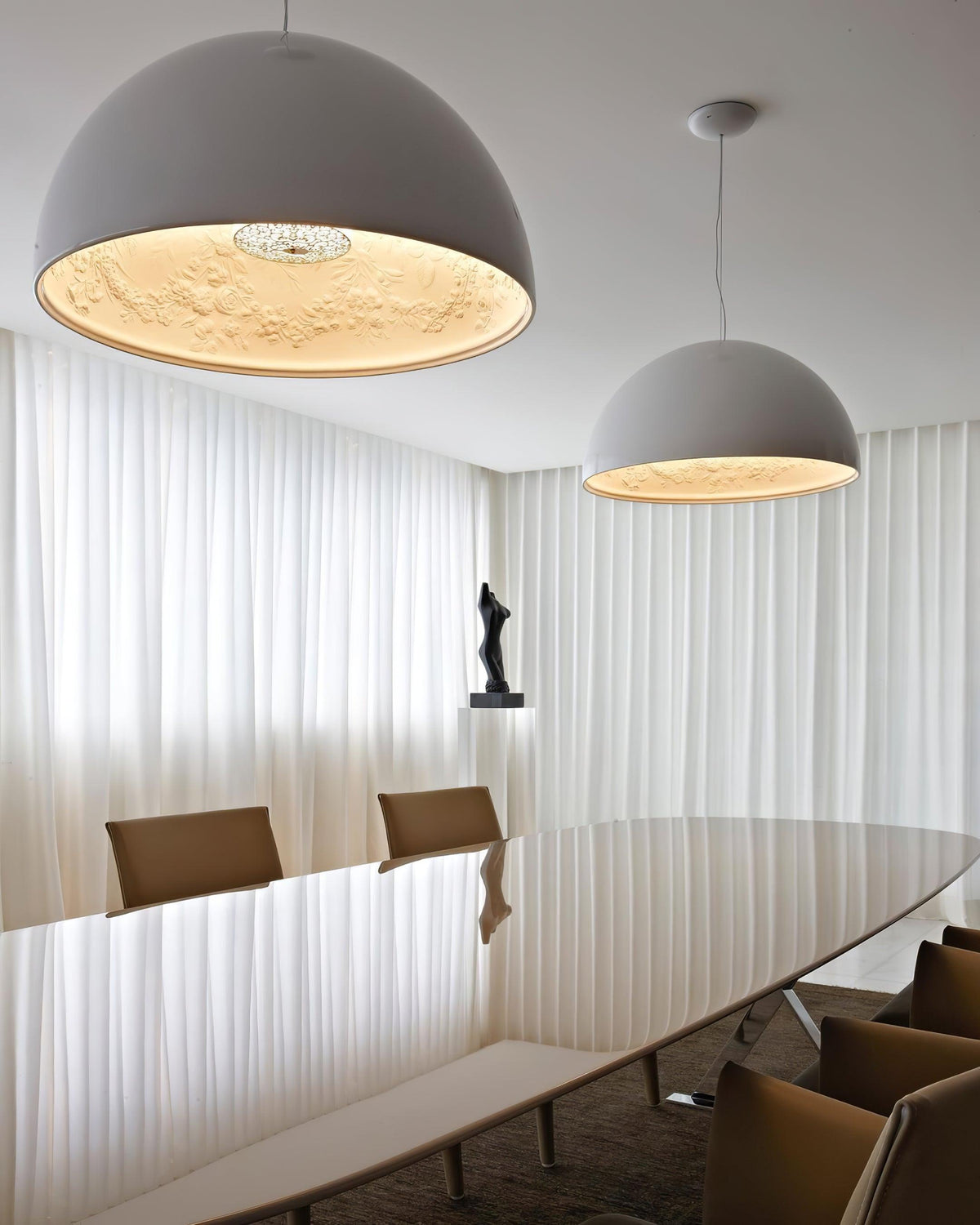 Lampe Pendante Dôme Noir avec Intérieur en Plâtre Embossé Élégant - Neutralighting