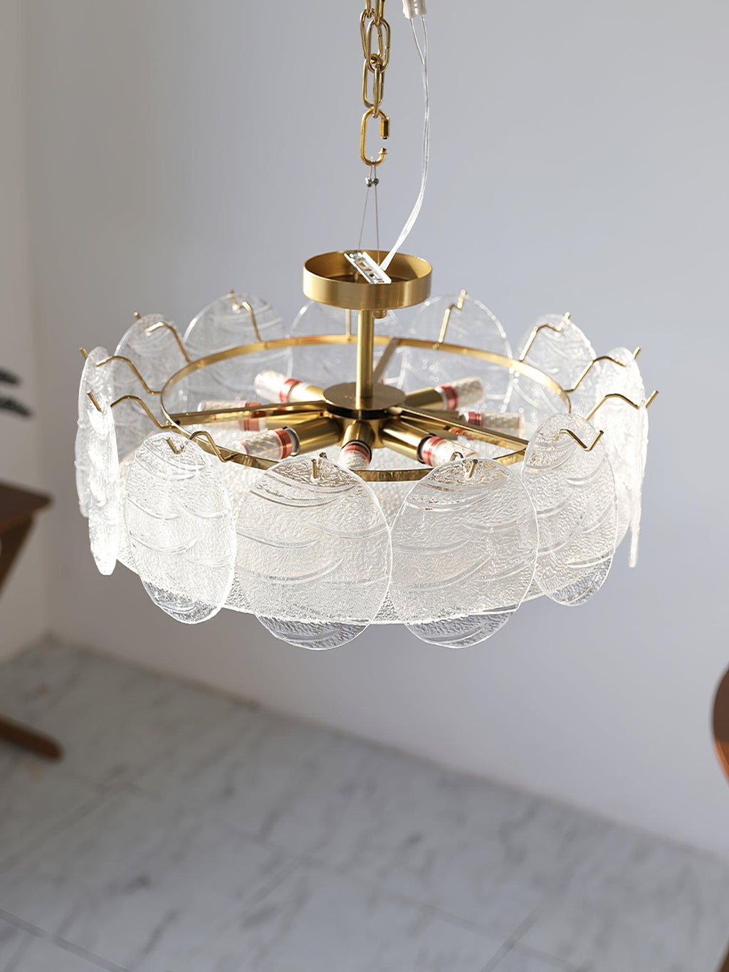 Lustra Lampe De Plafond Avec Finition Dorée Et Verre Strié - Neutralighting