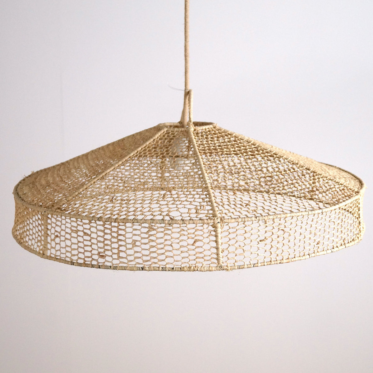 Suspension parasol en dentelle de raphia
