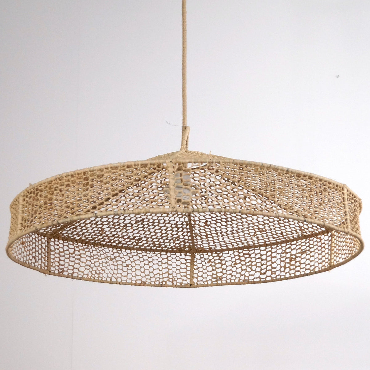 Suspension parasol en dentelle de raphia