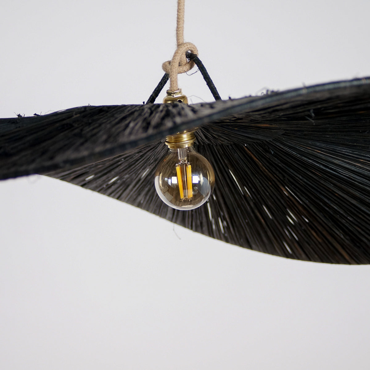 Suspension en raphia noir - Plate