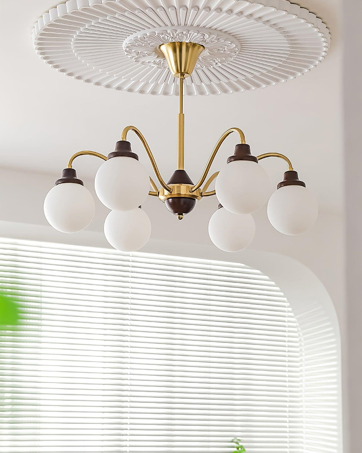 Lustre doré Avec Bras en Bois de Frêne et Globes en Verre Blanc, Style Rétro - Neutralighting