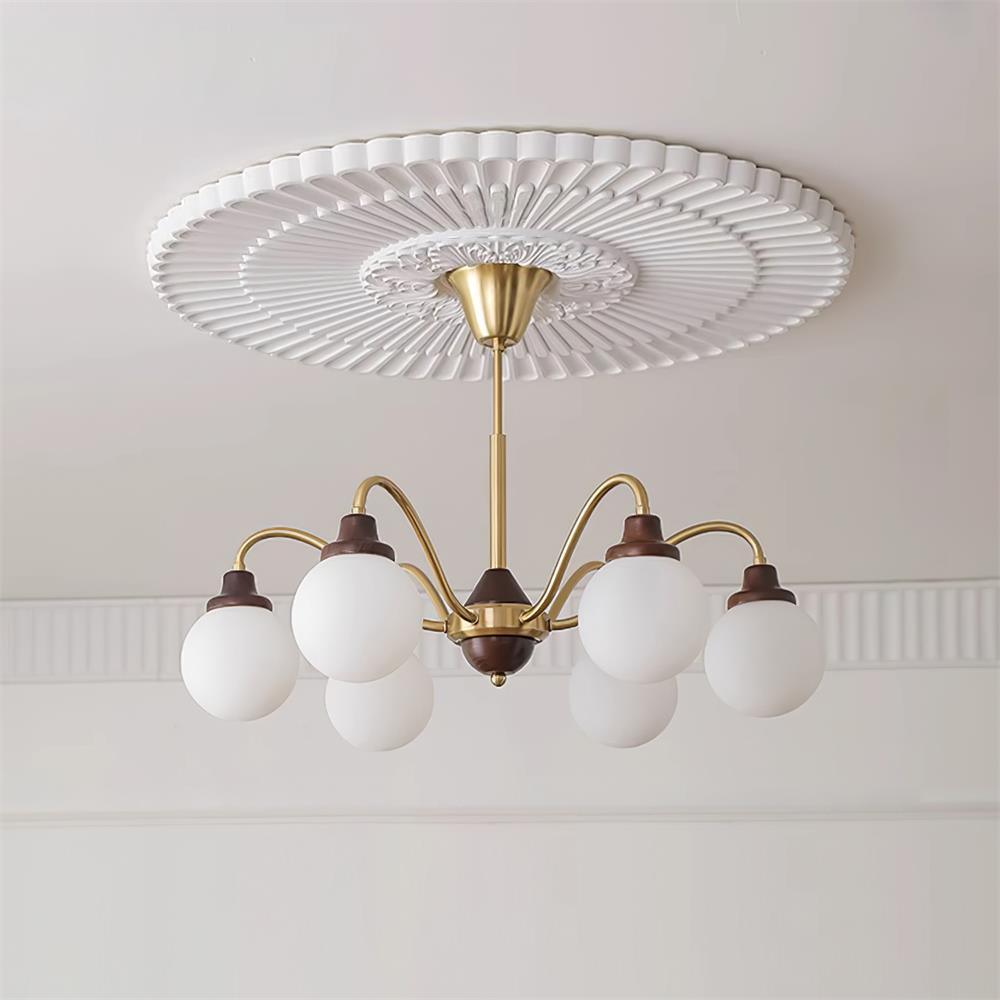 Lustre doré Avec Bras en Bois de Frêne et Globes en Verre Blanc, Style Rétro - Neutralighting