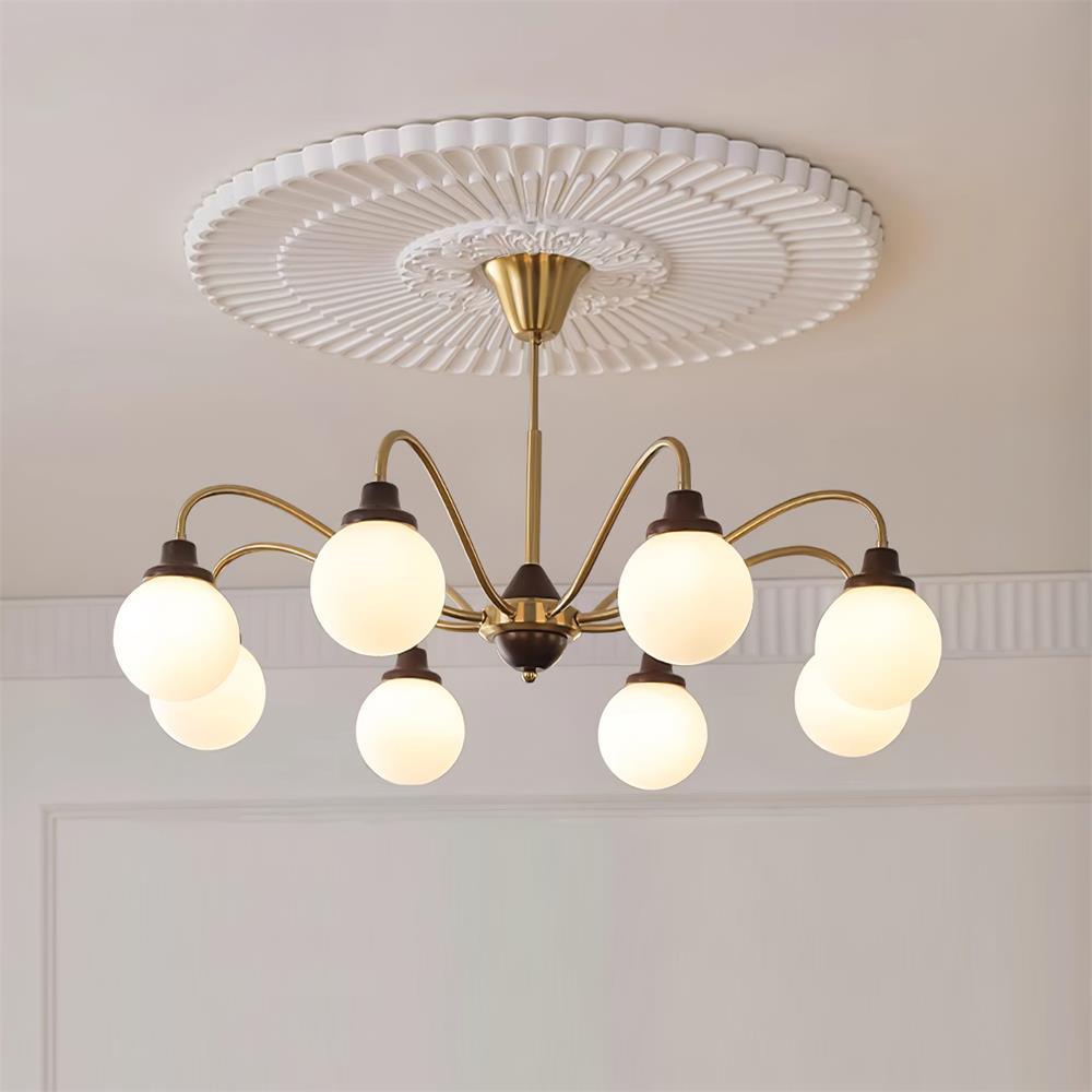 Lustre doré Avec Bras en Bois de Frêne et Globes en Verre Blanc, Style Rétro - Neutralighting