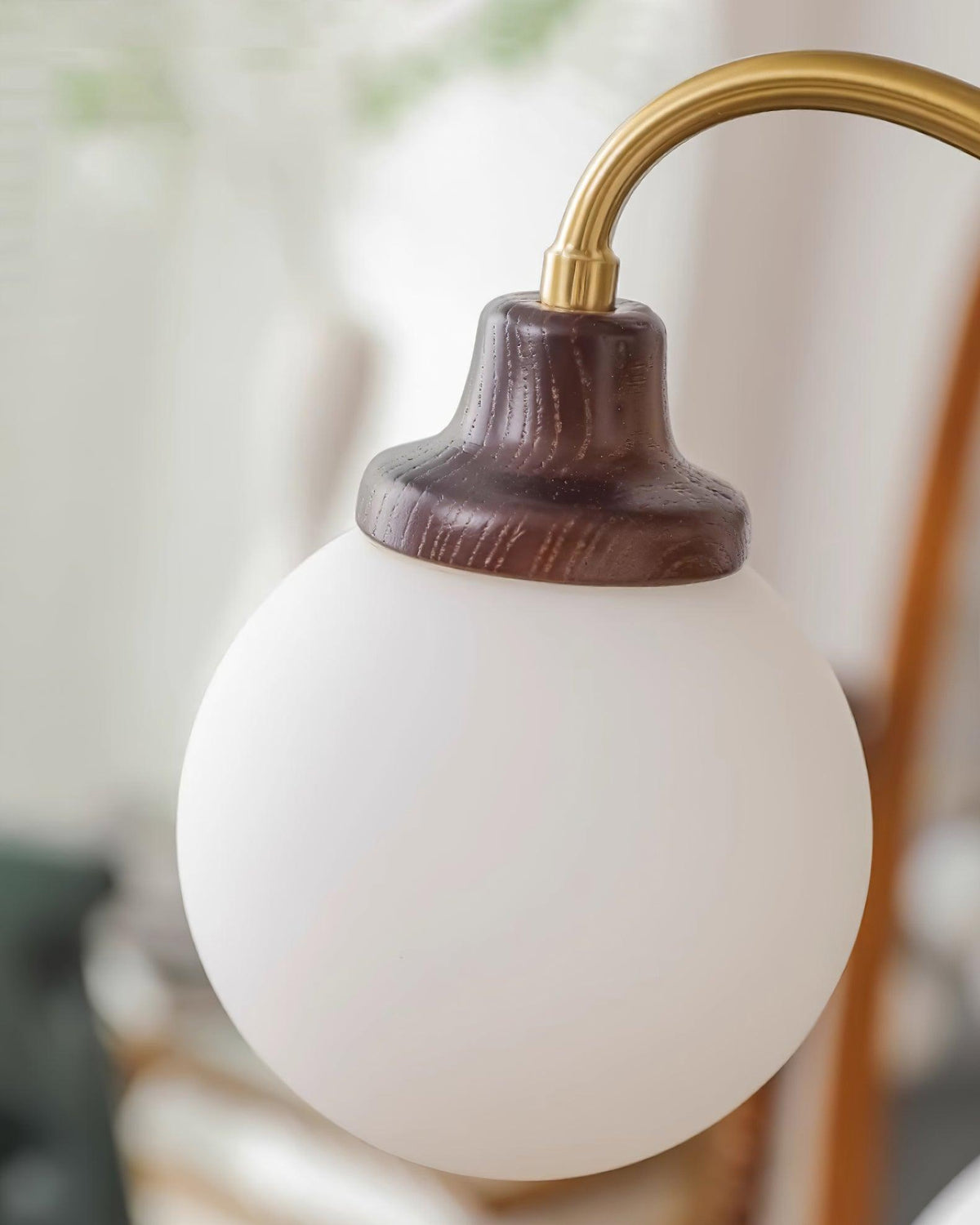 Lustre doré Avec Bras en Bois de Frêne et Globes en Verre Blanc, Style Rétro - Neutralighting