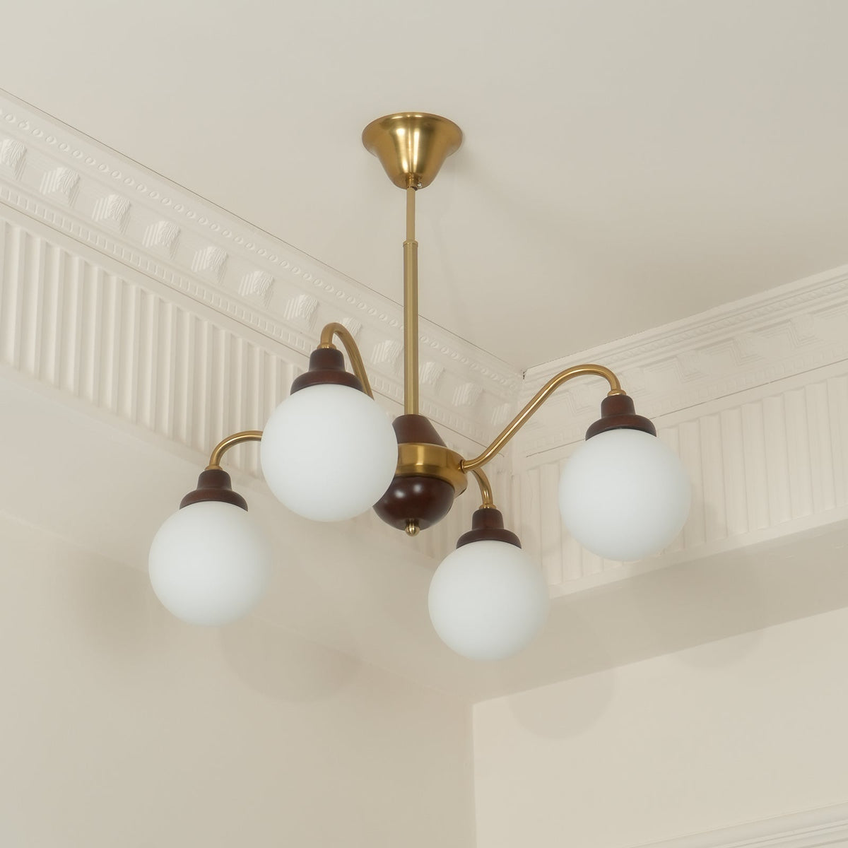 Lustre doré Avec Bras en Bois de Frêne et Globes en Verre Blanc, Style Rétro - Neutralighting