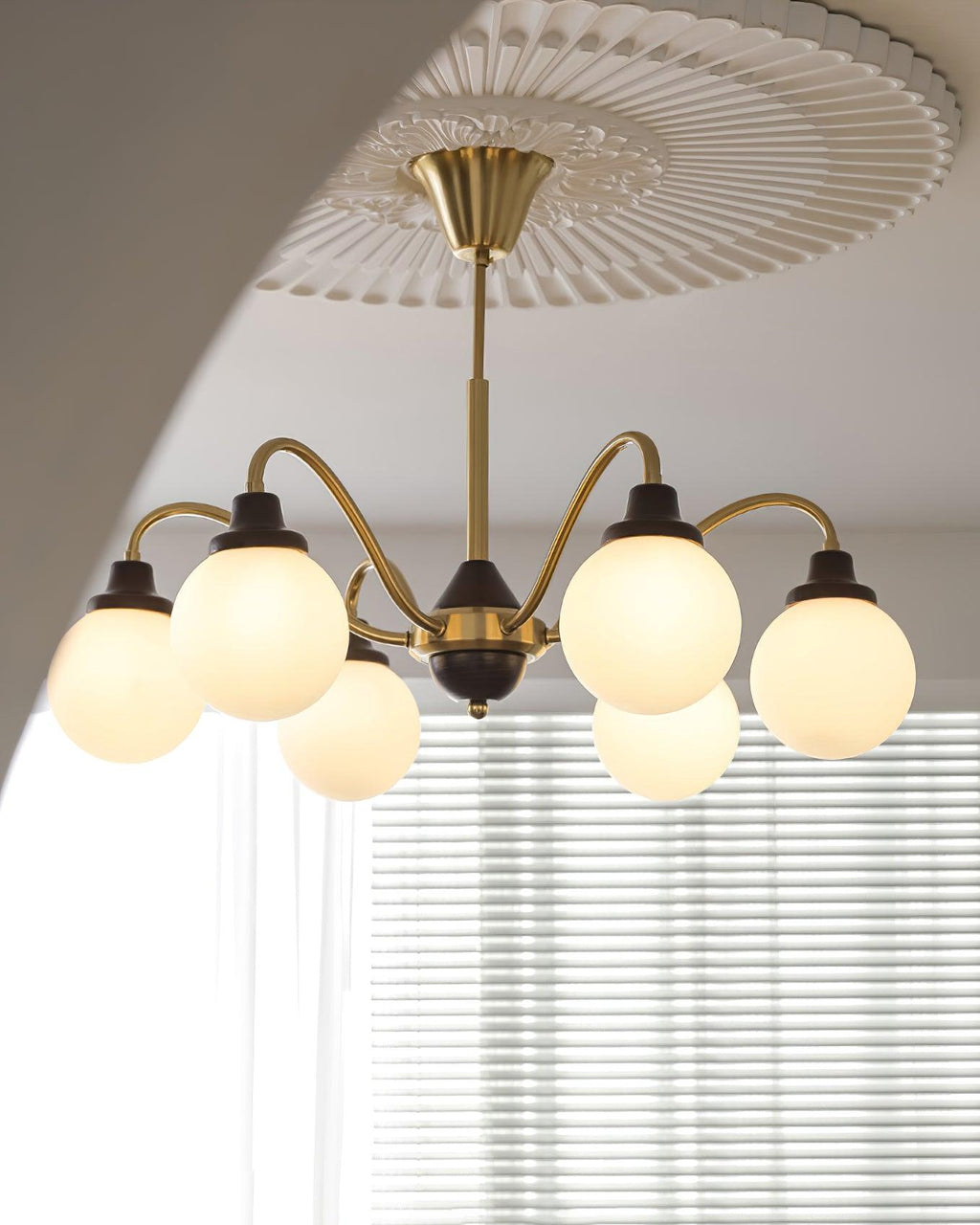 Lustre doré Avec Bras en Bois de Frêne et Globes en Verre Blanc, Style Rétro - Neutralighting