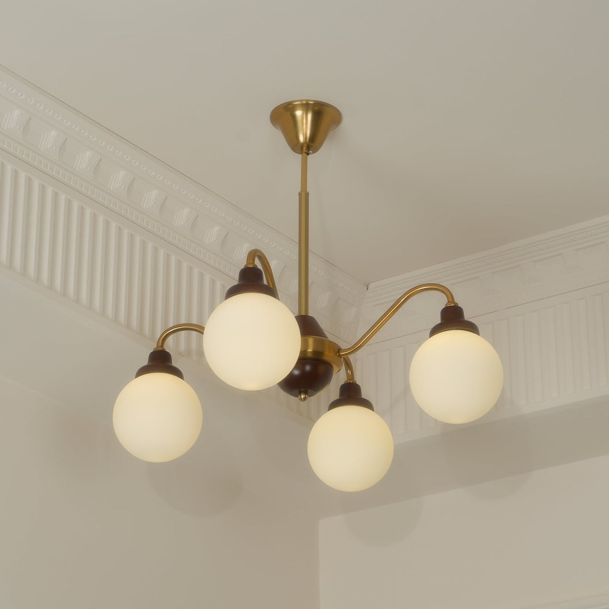 Lustre doré Avec Bras en Bois de Frêne et Globes en Verre Blanc, Style Rétro - Neutralighting