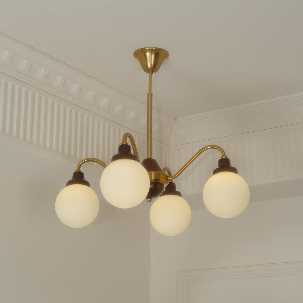 Lustre doré Avec Bras en Bois de Frêne et Globes en Verre Blanc, Style Rétro - Neutralighting