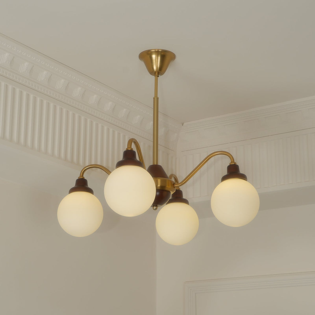 Lustre doré Avec Bras en Bois de Frêne et Globes en Verre Blanc, Style Rétro - Neutralighting