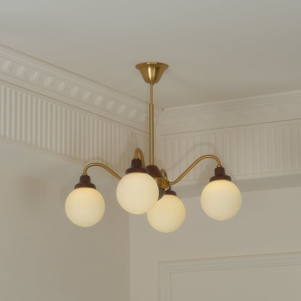 Lustre doré Avec Bras en Bois de Frêne et Globes en Verre Blanc, Style Rétro - Neutralighting