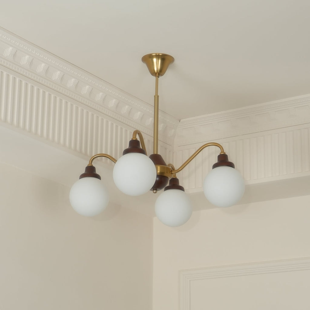 Lustre doré Avec Bras en Bois de Frêne et Globes en Verre Blanc, Style Rétro - Neutralighting