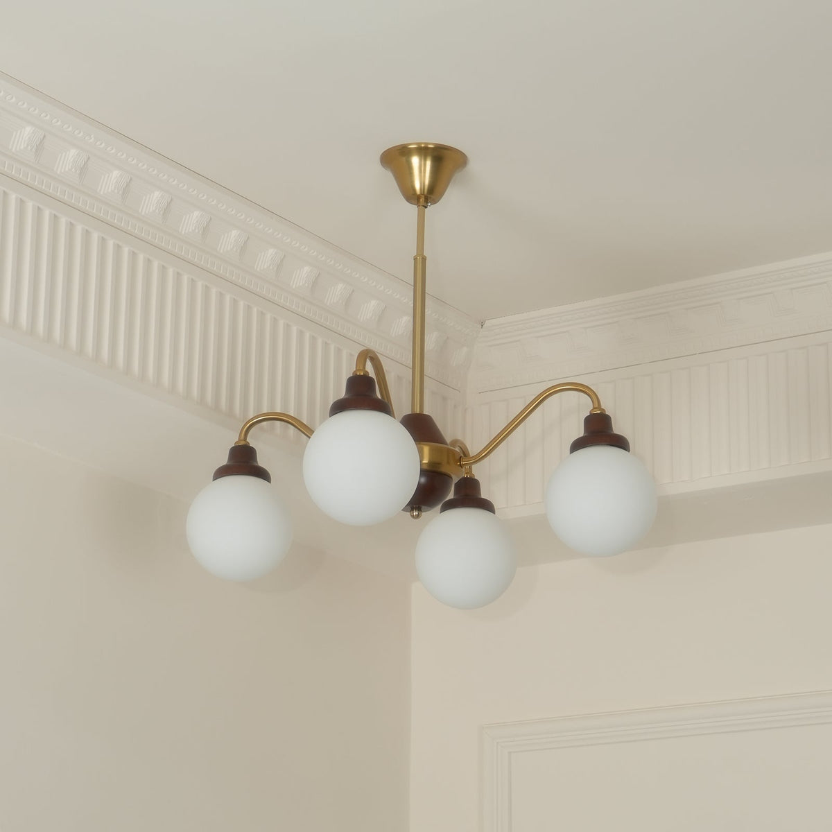 Lustre doré Avec Bras en Bois de Frêne et Globes en Verre Blanc, Style Rétro - Neutralighting