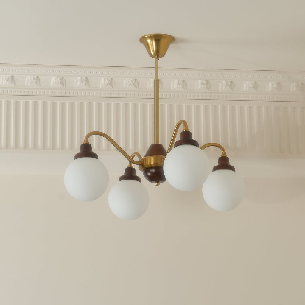 Lustre doré Avec Bras en Bois de Frêne et Globes en Verre Blanc, Style Rétro - Neutralighting